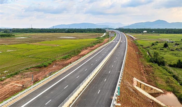 Một đoạn cao tốc Quảng Ngãi-Hoài Nhơn. Ảnh: CĐ.