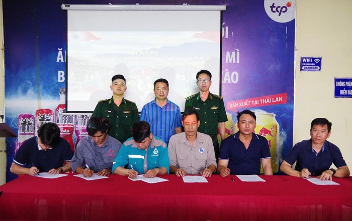 Cán bộ, công nhân, người lao động khu vực Cảng Gò Dầu ký cam kết không vận chuyển, mua bán, tàng trữ, sử dụng trái phép chất ma túy. Ảnh: Quang Tiến.