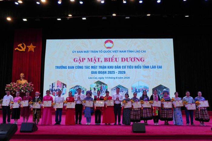 Lãnh đạo Ủy ban MTTQ Việt Nam tỉnh Lào Cai và các Trưởng ban Công tác Mặt trận khu dân cư xuất sắc. Ảnh: Ngô Hùng.