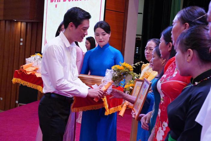 Ông Nguyễn Ngọc Linh, Phó Chủ tịch Ủy ban MTTQ Việt Nam tỉnh Lào Cai tặng bằng khen cho các Trưởng ban Công tác Mặt trận khu dân cư xuất sắc. Ảnh: Ngô Hùng.