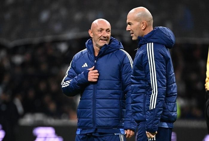  Zidane và Barthez từng cùng tuyển Pháp vô địch World Cup 1998 và Euro 2000 trước khi tái ngộ trong ban huấn luyện Les Bleus. 