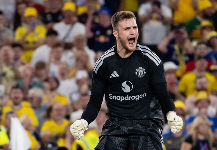  Mee cản quả phạt đền của Harry Wilson trước Leeds, cho thấy giá trị của một thủ môn luôn phải sẵn sàng dù hiếm khi được sử dụng. 