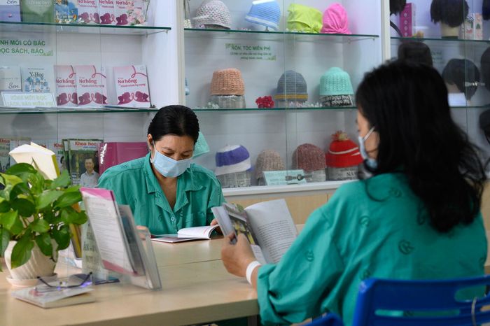  Bên cạnh sách chuyên môn, kệ sách còn bố trí thêm các dòng sách tâm lý, "Hạt giống tâm hồn" hay tác phẩm văn học nhẹ nhàng. Những đầu sách này giúp người bệnh thư giãn, cân bằng tinh thần trong thời gian nằm viện. 
