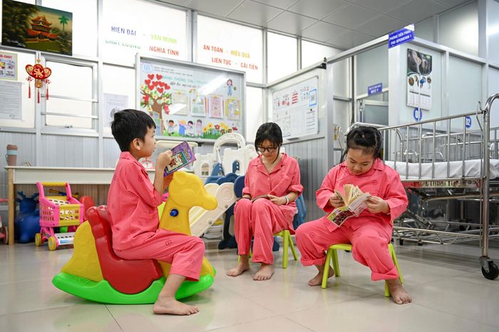  Tại khu vui chơi của khoa, không gian được lấp đầy bởi những bộ truyện tranh sinh động, có ngựa bập bênh hay góc quây cầu trượt nhỏ xinh. Giữa căn phòng ấm áp ấy, các bệnh nhi ríu rít vừa chơi, vừa chăm chú lật mở từng trang sách rực rỡ sắc màu. 