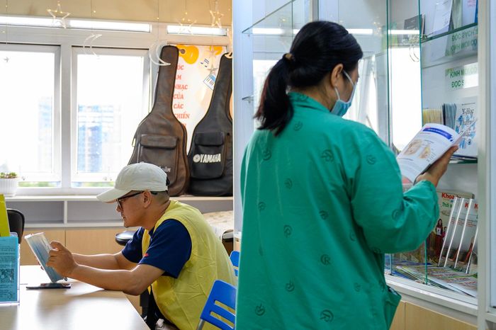  Giữa không gian khám chữa bệnh tại Bệnh viện Chợ Rẫy, đọc sách trở thành thói quen giúp người nhà bệnh nhân thư giãn. Việc này giúp họ giảm bớt mệt mỏi trong suốt hành trình dài đồng hành cùng người thân ở viện. 