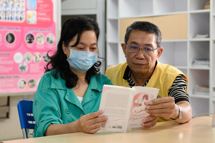  Trong thời gian nằm viện điều trị, chị Tú Anh (53 tuổi) chọn đọc sách để giải tỏa căng thẳng. Giữa nhiều đầu sách trên kệ, chị ấn tượng nhất với cuốn “Hiểu mình hơn, thương mình nhiều”. Theo chị Tú Anh, những nội dung nhẹ nhàng trong sách giúp tinh thần thoải mái, đỡ mệt mỏi hơn trong những ngày ở viện. 