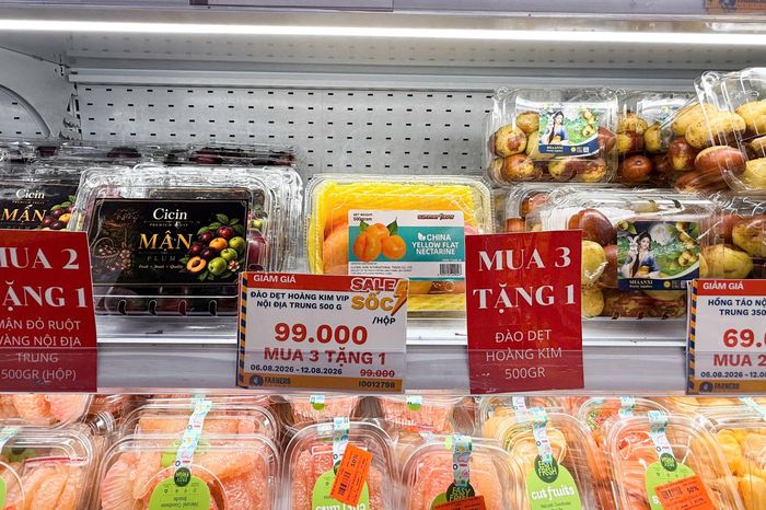  Đào dẹt hoàng kim (đào donut) Trung Quốc được cửa hàng Farmers Market áp dụng chương trình khuyến mãi "mua 3 tặng 1". Ảnh: Anh Nguyễn.