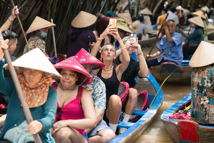  Du khách quốc tế ngồi xuồng tham quan cồn Thới Sơn (phường Thới Sơn, tỉnh Đồng Tháp) - một trong những điểm du lịch nổi tiếng gần đây. Ảnh: Phương Lâm.