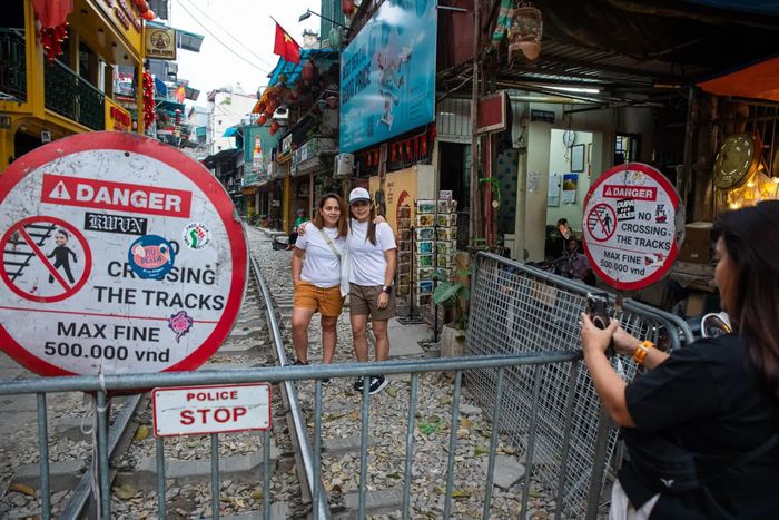 Khách Philippines khám phá Hà Nội, TP.HCM năm 2024-2025. Ảnh: Đinh Hà, Linh Huỳnh.