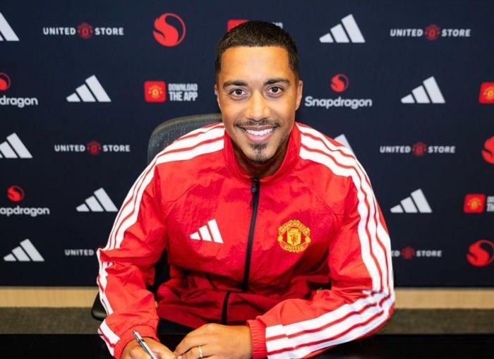  Tielemans trong ngày ra mắt MU. 