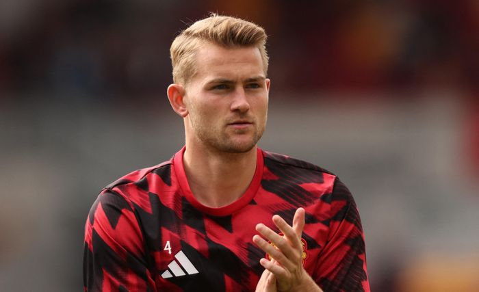  De Ligt hiện phải cạnh tranh với Harry Maguire, Leny Yoro, Ayden Heaven và Lisandro Martinez. Vì vậy, MU có thể cân nhắc bán cầu thủ 27 tuổi nếu tìm được đối tác phù hợp. Anh từng được chiêu mộ từ Bayern Munich với giá 38,5 triệu bảng, gồm 4,3 triệu bảng phụ phí. 
