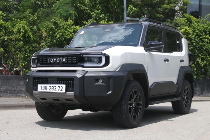 Toyota Land Cruiser FJ vừa ra mắt gần đây trở thành cái tên nhỏ nhất trong "gia đình" Land Cruiser tại Việt Nam. Xe được nhập khẩu nguyên chiếc từ Thái Lan, giá bán khởi điểm 1,198 tỷ đồng.