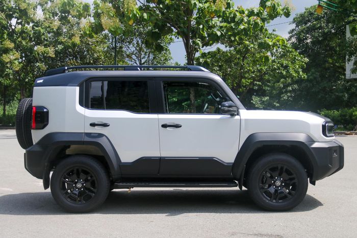 Toyota Land Cruiser FJ sở hữu kiểu dáng khối hộp mạnh mẽ tương tự các đàn anh LC300, Land Cruiser Prado. Loạt thông số dài x rộng x cao của Toyota Land Cruiser FJ lần lượt 4.610 x 1.855 x 1.950 mm, chiều dài cơ sở 2.580 mm.