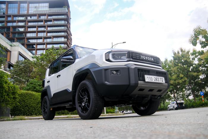 Các góc thoát trước/sau lần lượt 29 độ và 38 độ. Treo trước của Toyota Land Cruiser FJ dạng tay đòn kép, treo sau dạng liên kết 4 điểm.