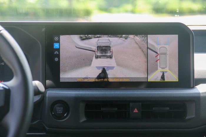 Trung tâm táp-lô là màn hình giải trí cảm ứng kích thước 12,3 inch, hỗ trợ kết nối Apple CarPlay và Android Auto không dây.