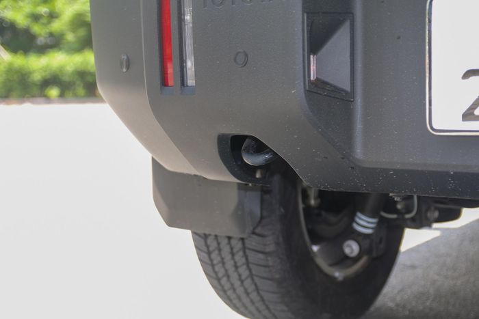 Đuôi xe tiếp tục duy trì ngôn ngữ thiết kế khối vuông, trang bị cụm đèn hậu LED, cửa hậu mở ngang. Lốp dự phòng của Toyota Land Cruiser FJ được gắn trên cửa.