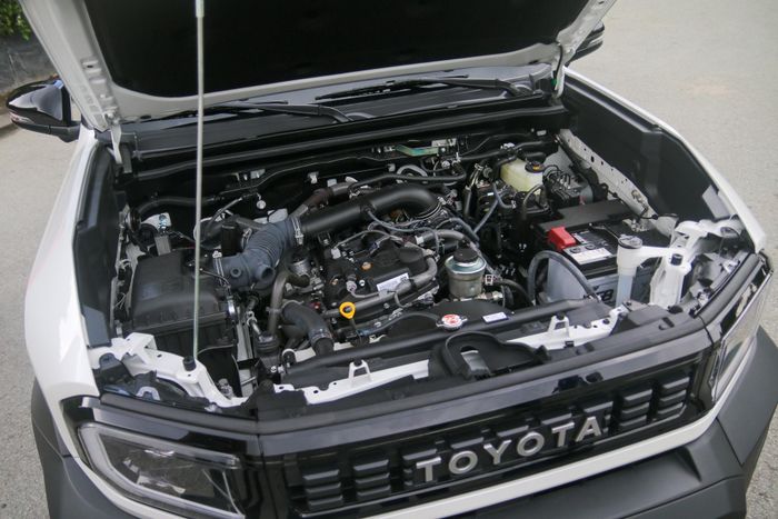 Dưới nắp ca-pô của Toyota Land Cruiser FJ là động cơ xăng 2.7L, 4 xy-lanh thẳng hàng, cung cấp công suất tối đa 164 mã lực tại 5.200 vòng/phút, mô-men xoắn cực đại 245 Nm tại 4.000 vòng/phút. Mẫu SUV địa hình sử dụng hệ dẫn động 2 cầu bán thời gian, kết hợp hộp số tự động 6 cấp.