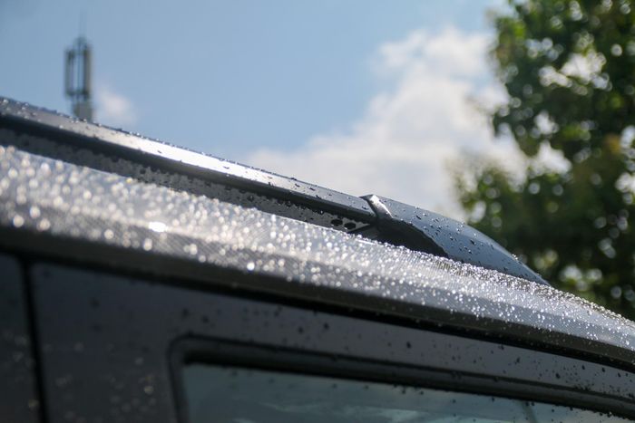 Gương chiếu hậu ngoài, tay nắm cửa được sơn đen. Toyota Land Cruiser FJ trang bị sẵn thanh ray để lắp giá nóc.