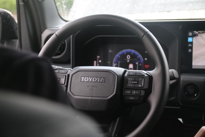 Gói Toyota Safety Sense trên Land Cruiser FJ gồm các tính năng đáng chú ý như cảnh báo tiền va chạm, cảnh báo lệch làn, điều khiển hành trình chủ động, đèn chiếu xa thích ứng tự động. Các hệ thống an toàn khác như cảnh báo điểm mù, cảnh báo phương tiện cắt ngang phía sau, cân bằng điện tử, hỗ trợ lực phanh khẩn cấp... vẫn xuất hiện trên mẫu SUV địa hình.