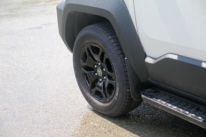 Hốc bánh vuông, viền đen dày dặn. Mâm xe hợp kim đa chấu đường kính 18 inch, sử dụng lốp thông số 265/60. Bậc bước chân thiết kế liền thân xe là trang bị tiêu chuẩn.