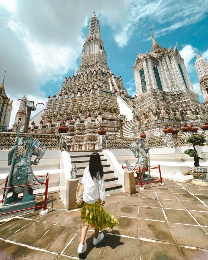  Thói quen mua sắm trả góp và sử dụng dịch vụ mua trước, trả sau khiến các kỳ thanh toán của Trúc ngày càng chồng chất. Ảnh: NVCC. 