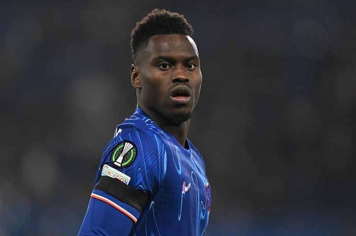  Benoit Badiashile sẽ gia nhập Napoli theo dạng cho mượn với mức phí 4 triệu euro, kèm điều khoản mua đứt trị giá 27 triệu euro. Chelsea từng phải chi ra 38 triệu euro để chiêu mộ anh vào năm 2023. 