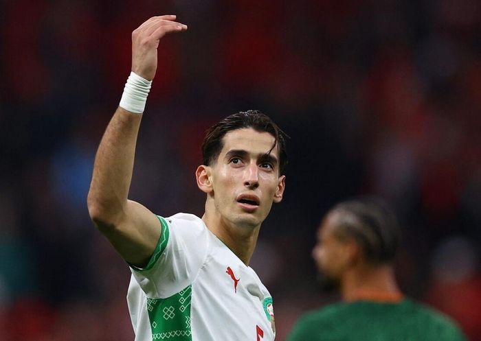  Theo nhà báo Fabrizio Romano, trung vệ người Morocco sẽ không gia nhập Real Sociedad dù đã hoàn tất kiểm tra y tế. Thỏa thuận mượn 4 triệu euro kèm điều khoản mua đứt bị hủy bỏ phút chót, khiến anh lỡ hẹn ngày trở lại khoác áo đội bóng xứ Basque. 