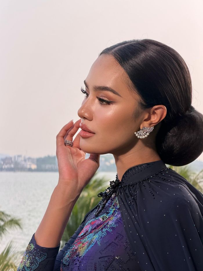 Opal Suchata đang đồng hành cùng cuộc thi Miss World - Hoa hậu Thế giới lần thứ 73. Người đẹp cũng chia sẻ nhiều hình ảnh của cô tại Việt Nam lên trang cá nhân có gần 1 triệu người theo dõi. Vừa qua, cô tham quan vịnh Hạ Long - Di sản Thiên nhiên Thế giới được UNESCO công nhận. Tới 13/8, người đẹp có mặt tại TP Hải Phòng để thực hiện các hoạt động trong khuôn khổ cuộc thi. 