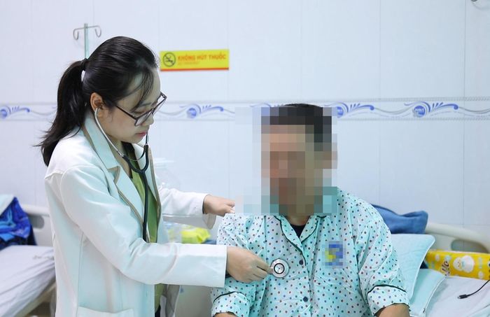Bệnh nhân sốc sốt xuất huyết ổn định sau khi điều trị tích cực. Ảnh: BVCC.
