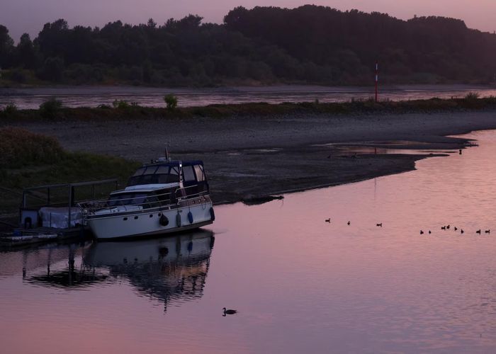 Bãi cát lộ thiên trong mực nước thấp của sông Danube (Áo) và sông Rhine (Đức) vào tháng 8/2026. Ảnh: Reuters.