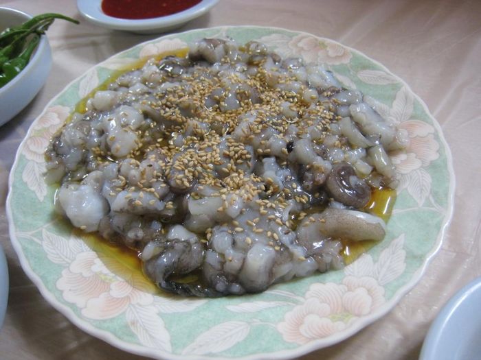  Bạch tuộc sống - món ăn nổi tiếng ở Hàn Quốc. Ảnh: The Krew. 