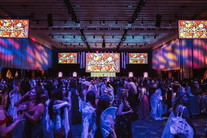 Sự kiện BookCon tại New York tháng 4 thu hút nhiều độc giả romantasy. Ảnh: BookCon.