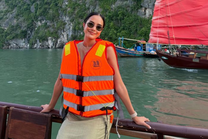Miss World 2025 Opal Suchata ngắm hoàng hôn vịnh Hạ Long từ thuyền buồm 3 vách, ngày 11/8. Ảnh: @suchaaata.