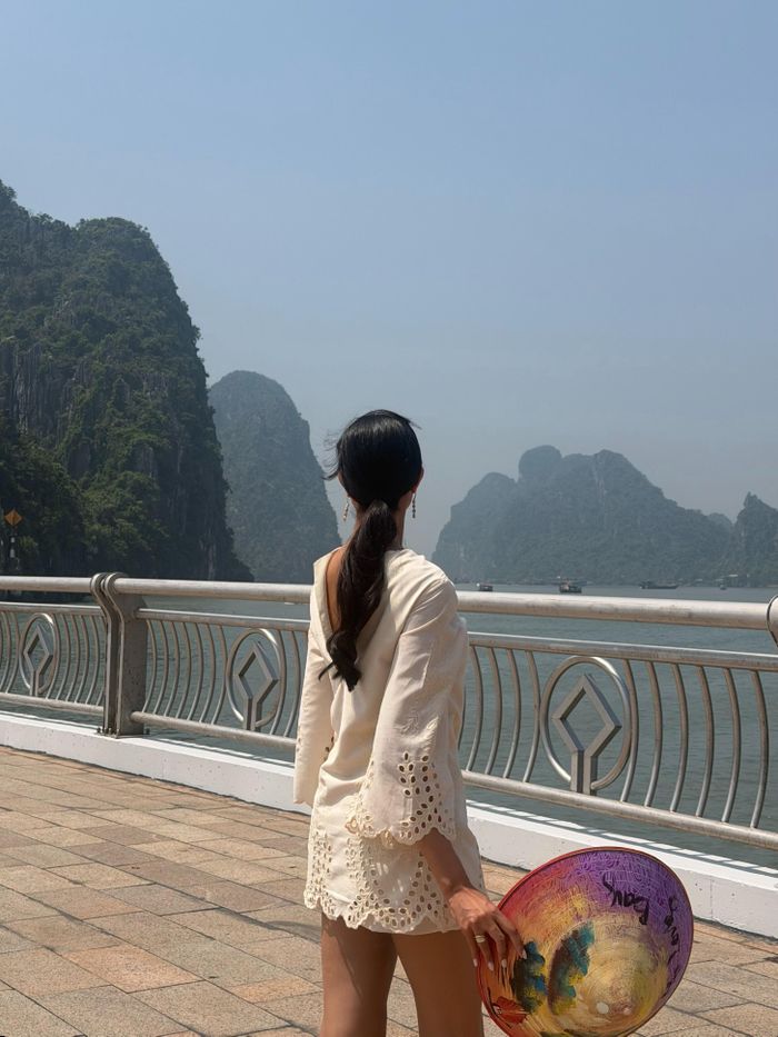 Opal đội nón lá, thưởng thức ẩm thực và tham quan cảnh sắc địa phương cùng Nam vương Tuấn Ngọc. Ảnh: @suchaaata.