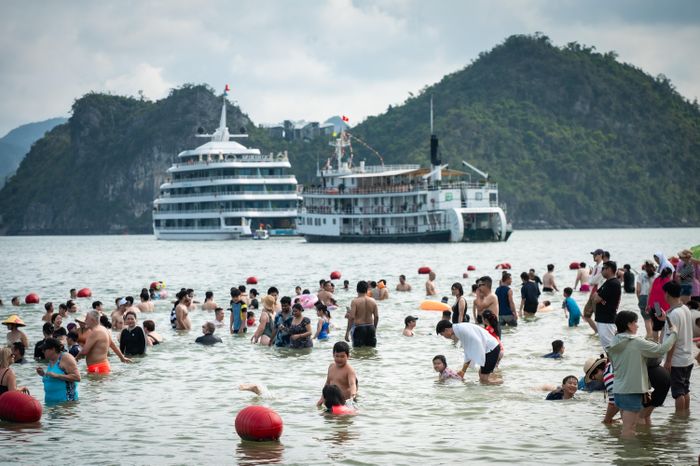 Du khách quốc tế chèo kayak, tắm biển ở vịnh Hạ Long cuối tháng 4. Ảnh: Đinh Hà.