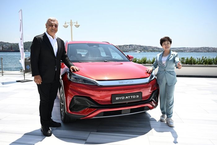  Song song với việc mở rộng thị trường xuất khẩu, nhiều hãng xe Trung Quốc cũng đang tìm cách tận dụng các nhà máy hoạt động dưới công suất của các hãng xe truyền thống để nhanh chóng mở rộng năng lực sản xuất và tiếp cận thị trường. 