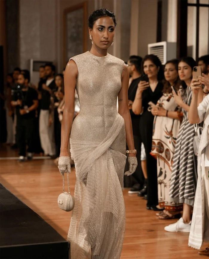 Tarun Tahiliani nhận thấy phụ nữ ngày nay muốn thoải mái, vui vẻ và có thể nhảy trong trang phục của mình. Những bộ lehenga nặng nề hay dupatta dài gần 1,1 m không còn phù hợp với tất cả khách hàng. Các thiết kế hiện nay vì thế bao gồm áo blouse tối giản, sari hở, váy khoét sâu, thiết kế hở lưng hay lehenga xẻ cao. Một số món đồ cũng được thiết kế để có thể phối lại theo nhiều cách sau đám cưới. Thời trang nam cũng thay đổi. Các lựa chọn dành cho chú rể không còn chỉ xoay quanh bandh gala đen hay sherwani thêu vàng. Kunal Rawal đưa vào bộ sưu tập những gam màu pastel, áo khoác dáng ngắn và chi tiết thêu Pháp. Ảnh: Tarun Tahiliani.