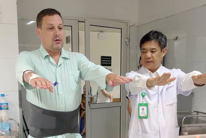  Nhờ kỹ thuật phẫu thuật nội soi ít xâm lấn, bệnh nhân 44 tuổi (người Nga) bị thoát vị đĩa đệm có thể đi lại sau vài giờ và xuất viện chỉ một ngày sau mổ. Ảnh: BVCC. 