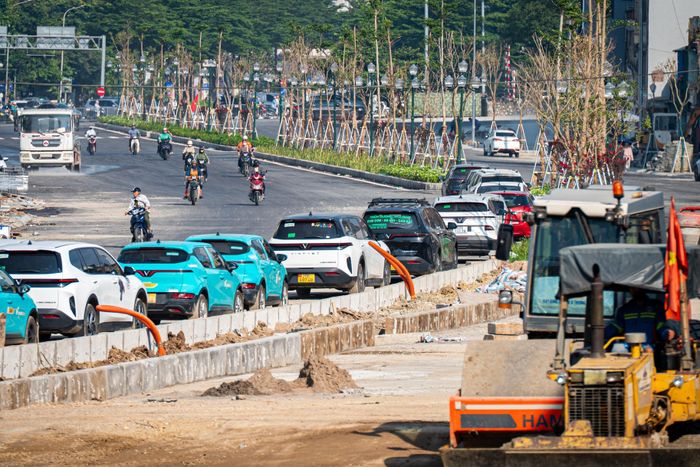 Nhiều phương tiện đã bắt đầu lưu thông tạm thời qua đoạn đường được trải nhựa để di chuyển tới khu vực Bệnh viện Phụ sản Hà Nội và Bệnh viện Nhi Trung ương.