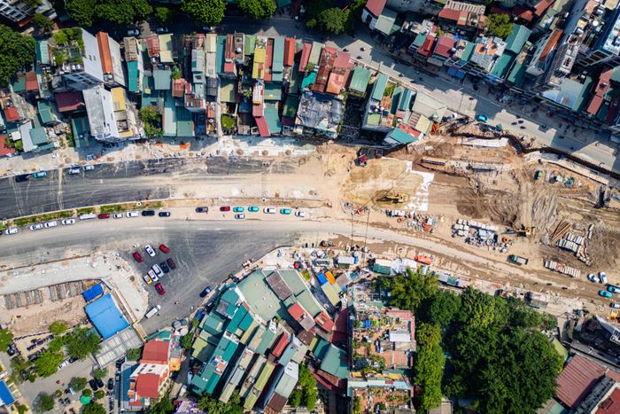 Đến nay, dự án đã hoàn thành hơn 40% khối lượng công việc. Hàng trăm kỹ sư, công nhân cùng máy móc đang được huy động tối đa trên nhiều đoạn tuyến.