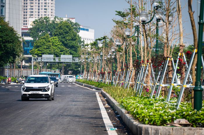 Đoạn từ đền Voi Phục đến dốc Bệnh viện Phụ sản Hà Nội, dải phân cách dần được phủ xanh bởi những loại cây như lài tây, tường vi, mẫu đơn..., các công nhân thay phiên trồng và chăm sóc tỉ mỉ.