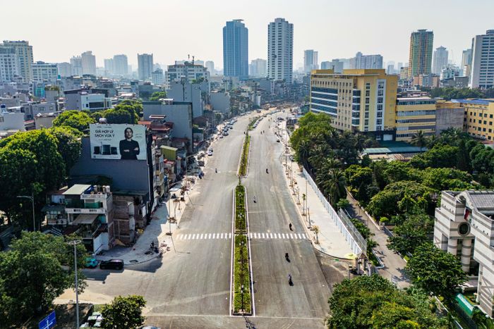 Đầu tháng 8, các mũi thi công trên dự án Vành đai 1 đoạn Hoàng Cầu - Voi Phục đồng loạt triển khai nhằm đẩy nhanh tiến độ. Sau hơn 8 tháng thi công, hình hài tuyến đường trọng điểm của Hà Nội dần lộ diện.