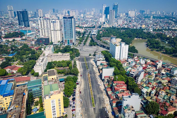 Tuyến có tổng chiều dài khoảng 2,27 km, mặt cắt ngang rộng 50 m, điểm đầu tại nút giao Hoàng Cầu, kết nối các trục Cát Linh - La Thành - Yên Lãng và điểm cuối tại nút giao Voi Phục. Với tổng vốn đầu tư hơn 7.200 tỷ đồng, dự án Vành đai 1 Hoàng Cầu - Voi Phục là một trong những dự án giao thông trọng điểm của Hà Nội nhằm mục tiêu giải quyết bài toán ùn tắc giao thông khu vực nội thành và hoàn thiện hệ thống hạ tầng theo quy hoạch.