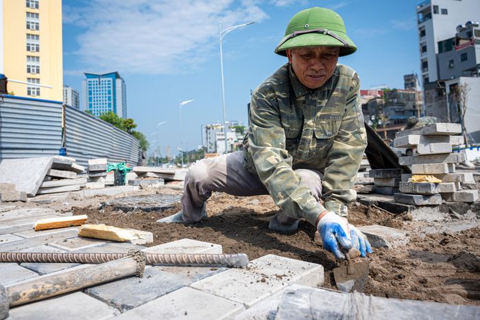 Bên cạnh phần đường và cầu vượt, các hạng mục phụ trợ cũng được đẩy nhanh tiến độ. Các hạng mục như hệ thống vỉa hè, cáp kỹ thuật và đường ống hạ tầng dọc tuyến đã cơ bản hoàn thiện, sẵn sàng kết nối đồng bộ khi công trình đưa vào khai thác.