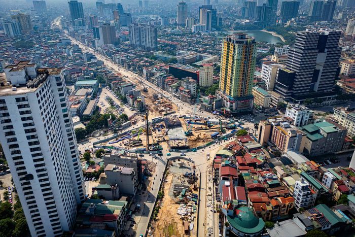 Dự án còn bao gồm 2 cầu vượt đang được gấp rút thi công: cầu tại nút giao đường Láng Hạ rộng 18 m, 4 làn xe hai chiều, dài khoảng 250 m; cầu tại nút giao Nguyễn Chí Thanh cũng rộng 18 m, 4 làn xe hai chiều, dài khoảng 220 m.