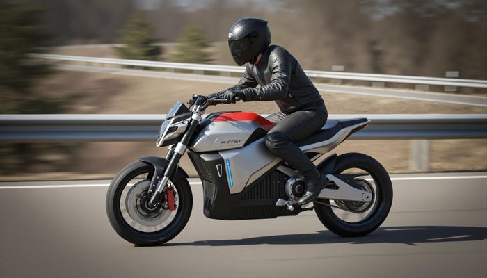 Honda WN7 (ảnh trái) đã mở bán tại Anh, còn VinFast Surad (ảnh phải) cũng có thể sớm trình làng. Ảnh: Honda, VinFast.