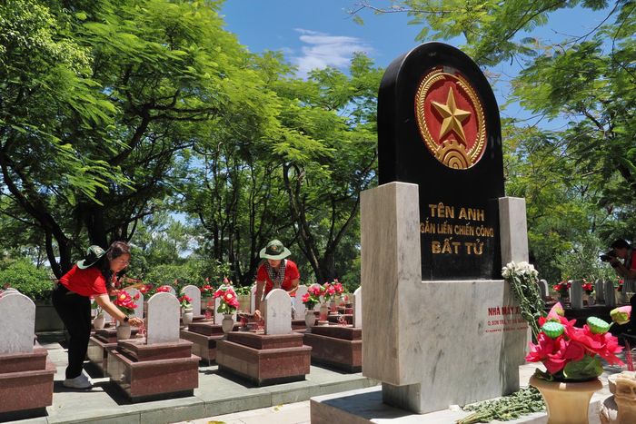  Đại biểu tưởng nhớ các anh hùng liệt sĩ tại Nghĩa trang Liệt sĩ Quốc gia Trường Sơn. Ảnh: Hoàng Hùng. 