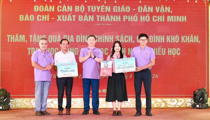  Đại biểu trao tặng hai tủ sách tại chương trình. Ảnh: Hoàng Hùng. 