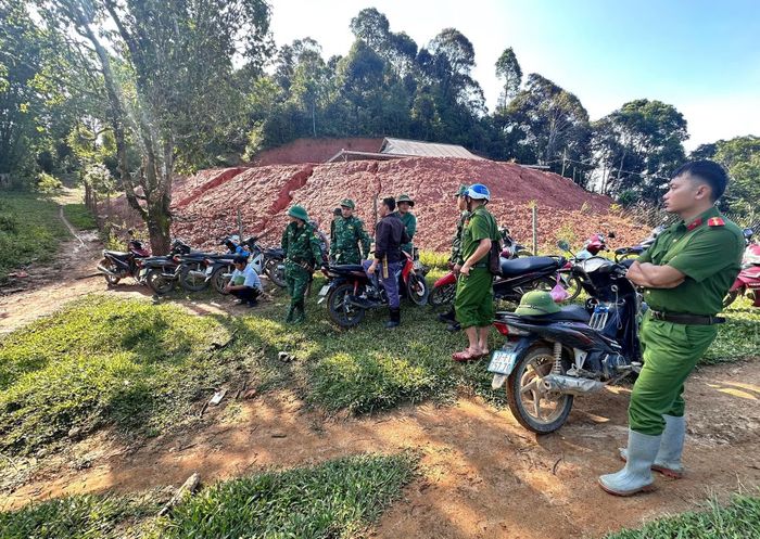 Khoảng 50 người gồm nhiều lực lượng được huy động hỗ trợ tìm kiếm ông Xồng Chùa Chư mất tích trên rừng suốt 3 ngày qua.