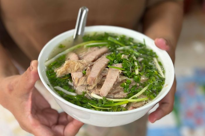 Tô phở Bát Đàn gây ấn tượng bởi phần nước dùng xương được hầm trong nhiều giờ.